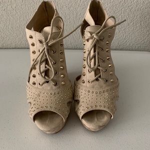 Gianni Bini Leopard/Cheetah Cream Wedges